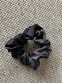 Scrunchie zwart satijn..