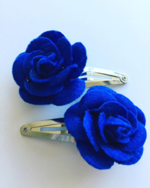 Haarspeldjes met vilten roos koningsblauw