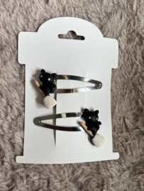 Haarspeldjes zwarte kat op bezem.