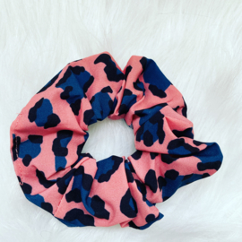 Scrunchie  Leopard roze met blauwe vlekken