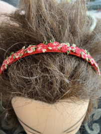 Diadeem met rode roosjes