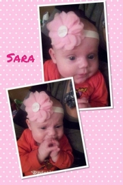Sara met een haarbandke met haar naam.