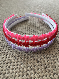 Diadeem met kleine bloemetjes (fel roze)