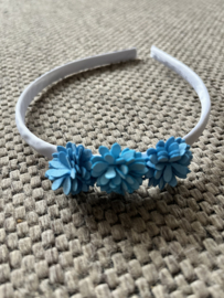 Diadeem met licht blauwe bloemetjes