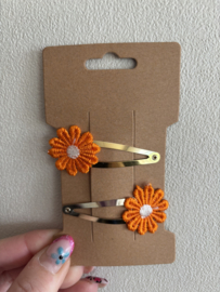 Haarspeldjes met oranje madeliefjes