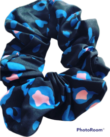 Scrunchie  panter zwart met roze vlekken