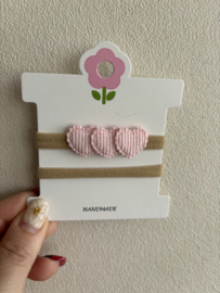 Haarbandje met 3 roze hartjes