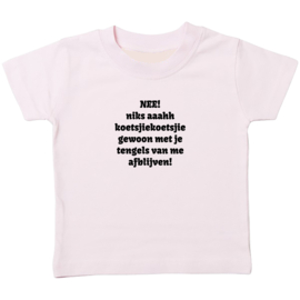 Kinder T-shirt met de opdruk: Nee niks ahh koetsjiekoetsji gewoon met je tengels van mij afblijven