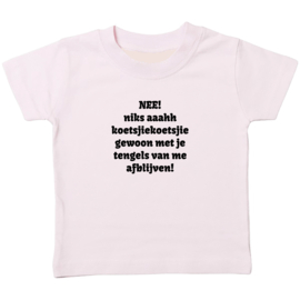 Kinder T-shirt met de opdruk: Nee niks ahh koetsjiekoetsji gewoon met je tengels van mij afblijven