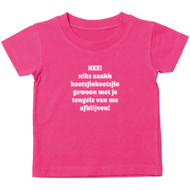 Kinder T-shirt met de opdruk: Nee niks ahh koetsjiekoetsji gewoon met je tengels van mij afblijven