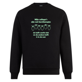 Foute kerst sweater: Mijn collega’s zijn net kerstlampjes, de helft werkt niet en de andere helft is in de war