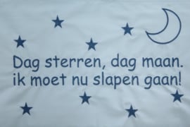 Dag sterren, dag maan. Ik moet nu slapen gaan geborduurd