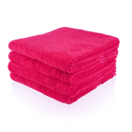 Roze badlaken met naam geborduurd