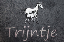 Luxe graphite badlaken met witte paarden + naam geborduurd