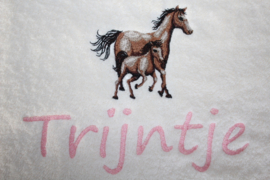 Luxe creme badlaken met bruine paarden + naam geborduurd