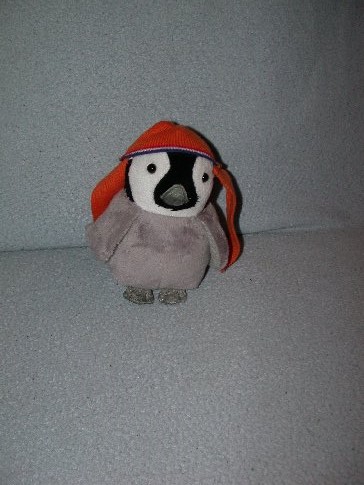 E-353  Plus pinguin met ijsmuts - 17 cm