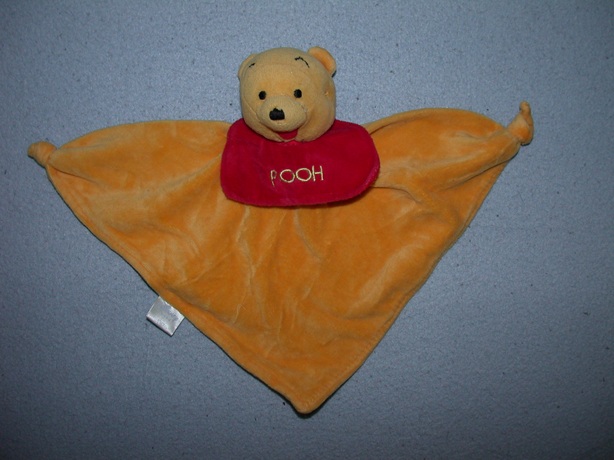 B-984  Disney Baby/Panda kroeldoekje beer Winnie de Poe - velours
