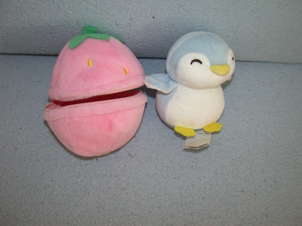 E-852  Miniso pinguin in bal/aardbei - 15 cm