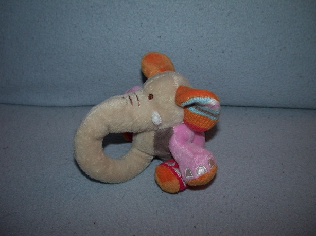 KP-1971  Happy Horse rammelaar olifant Gaby, platte rammel
