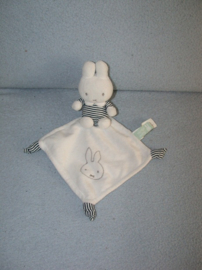 K-1688 Tiamo Nijntje (11 cm) met kroeldoekje, bakkerskatoen