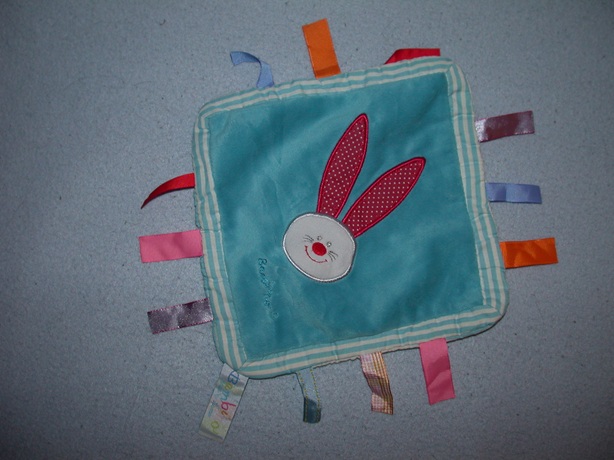 K-590  Bambino labeldoekje konijn