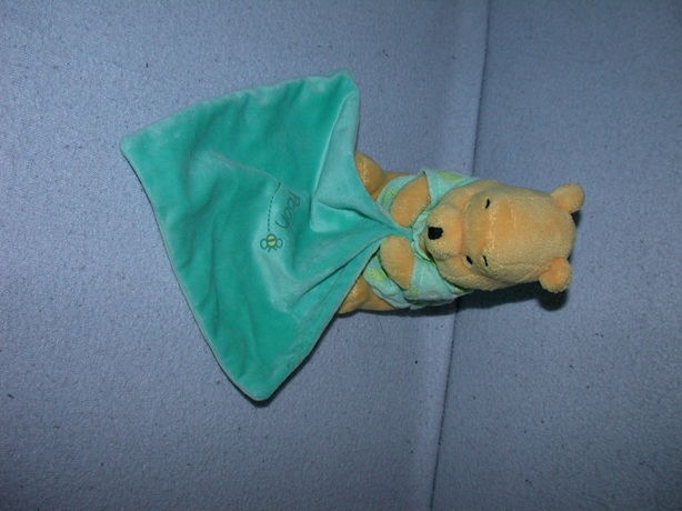 B-2176  Nicotoy Glow in the Dark Winnie de Poe met kroeldoekje