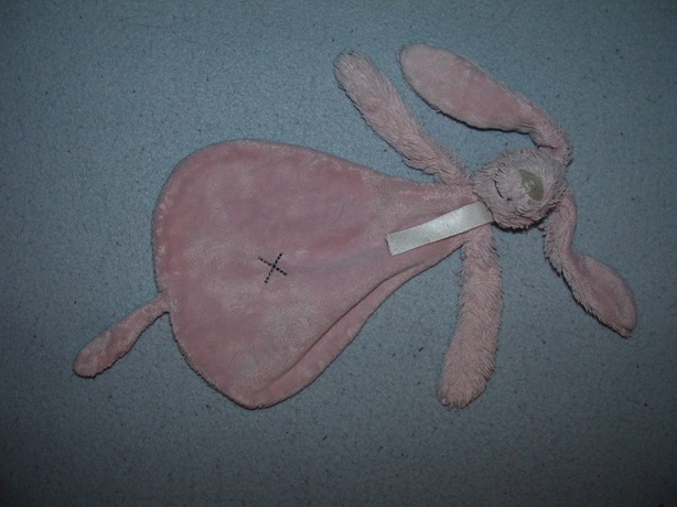 K-941  Happy Horse kroeldoekje konijn Pink Rabbit Richie tuttle