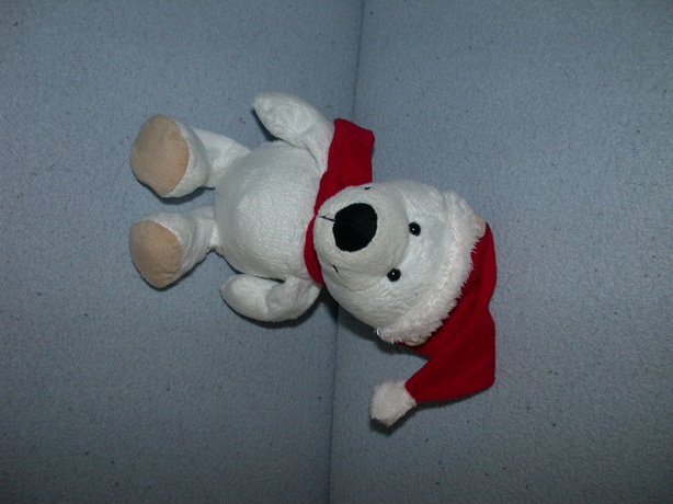 B-1684  Kinder/Ferrero ijsbeer Enno met kerstmuts - 25 cm