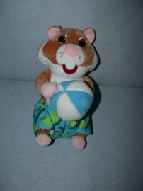 AJ-1870  Albert Heijn hamster/vakantievierder met strandbal - 26 cm