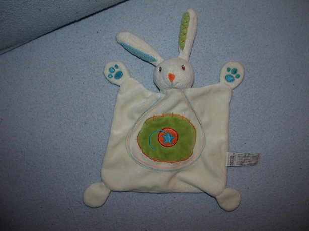 K-1395  Anna Club Plush kroeldoekje konijn