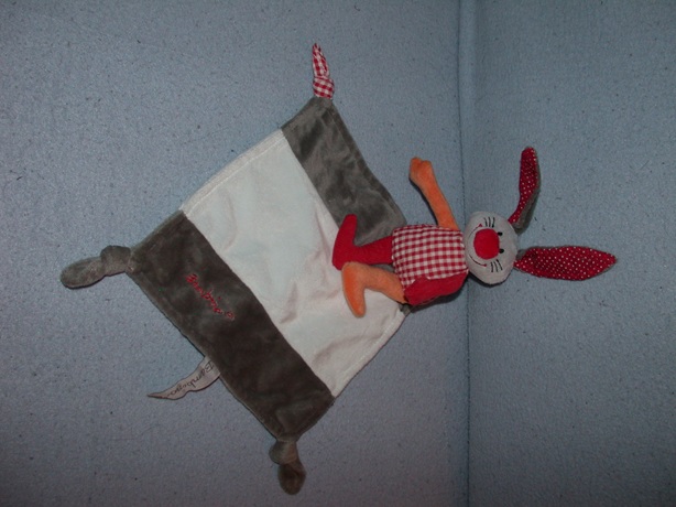 K-632  Bambino konijntje met kroeldoekje - roodgeblokt