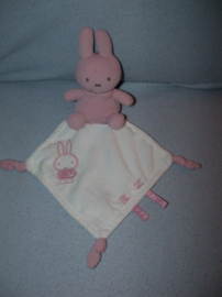 K-1483  Tiamo Nijntje (15 cm) met kroeldoekje