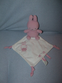 K-1483  Tiamo Nijntje (15 cm) met kroeldoekje