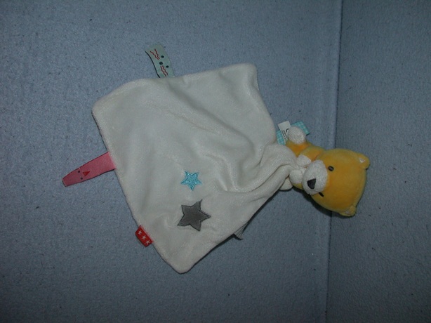 B-1596  Hema beertje/hondje met kroeldoekje / labeldoekje