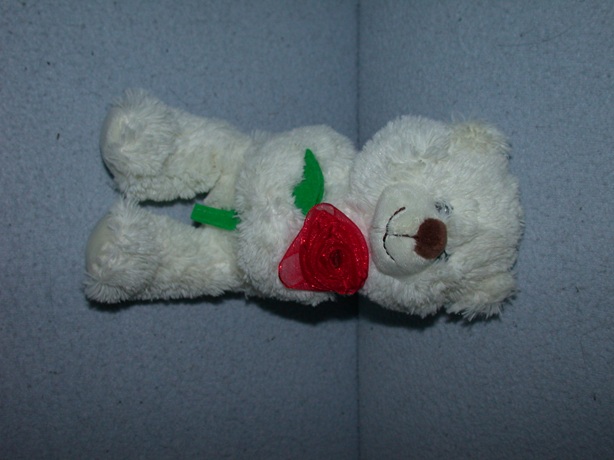 B-2079  Tender Toys beertje met bloem - 22 cm