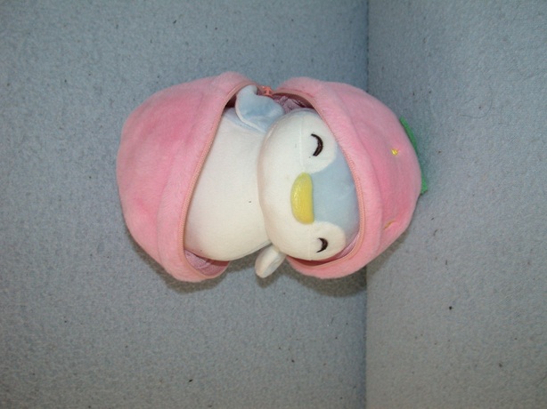 E-852  Miniso pinguin in bal/aardbei - 15 cm