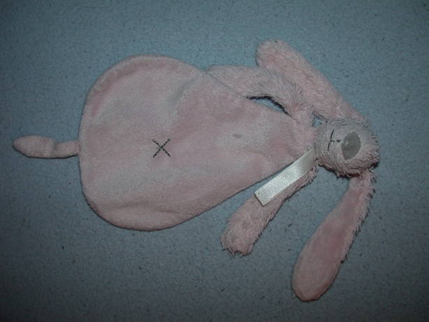 K-941  Happy Horse kroeldoekje konijn Pink Rabbit Richie tuttle