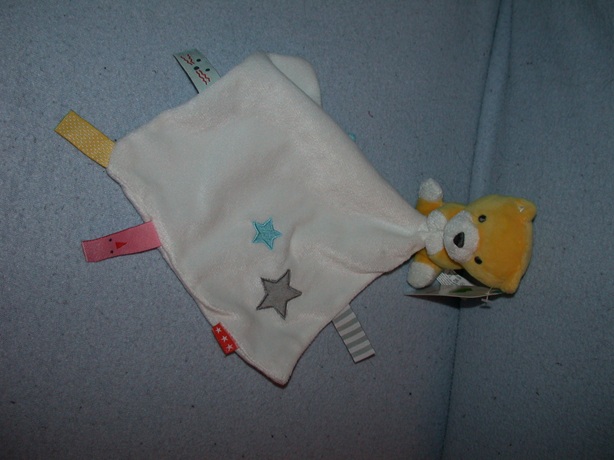 B-1596  Gloednieuw! Hema beertje/hondje met kroeldoekje / labeldoekje