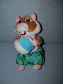 AJ-1870  Albert Heijn hamster/vakantievierder met strandbal - 26 cm