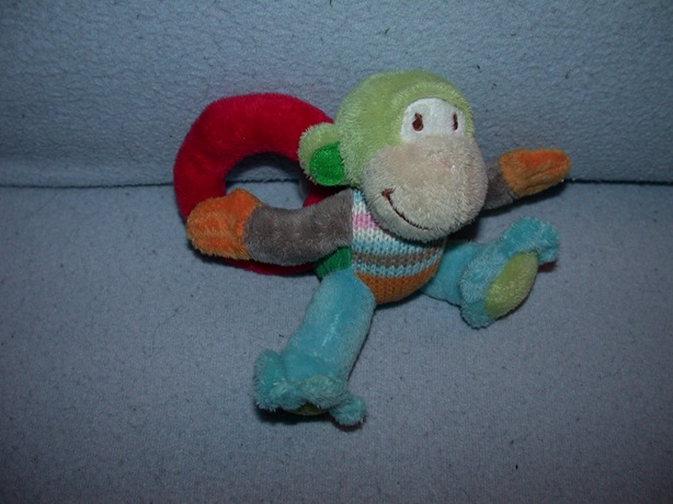 AJ-1179  Happy Horse rammelaar aap Monkey Mo met wenkbrauwboog