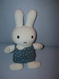 K-1692  Mercis/Dick Bruna Nijntje/Miffy met jurkje - 21-26-35 cm