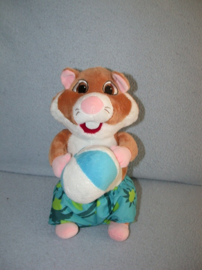 AJ-1870  Albert Heijn hamster/vakantievierder met strandbal - 26 cm
