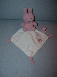 K-1684  Tiamo Nijntje (11 cm) met kroeldoekje