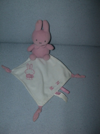 K-1483 Tiamo Nijntje (15 cm) met kroeldoekje
