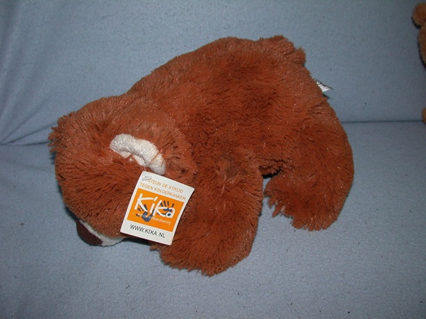 B-611  Gloednieuw! Ostoy/Kika beer - 31 cm - kraaloogjes, wit label