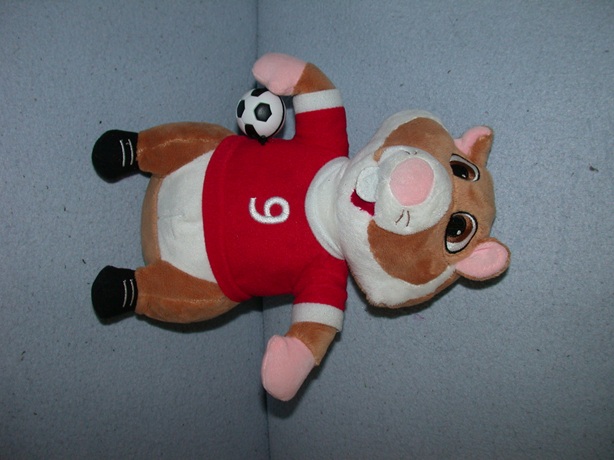 AJ-1690  Albert Heijn hamster als voetballer - 27 cm