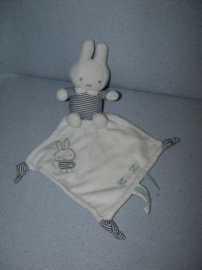 K-1729  Tiamo Nijntje (16 cm) met kroeldoekje