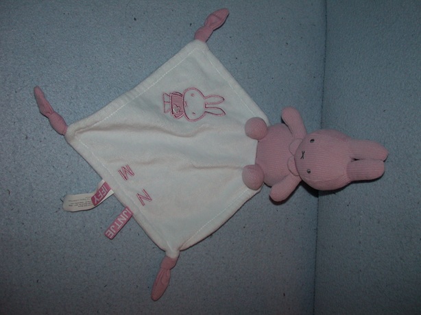K-1483  Tiamo Nijntje (15 cm) met kroeldoekje