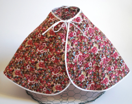 Een katoenen kapmanteltje in herfstsfeer met kersenrode bloemen. Nog 1 op voorraad.
