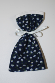 Een katoenen kapmanteltje met kleine witte bloemetjes.